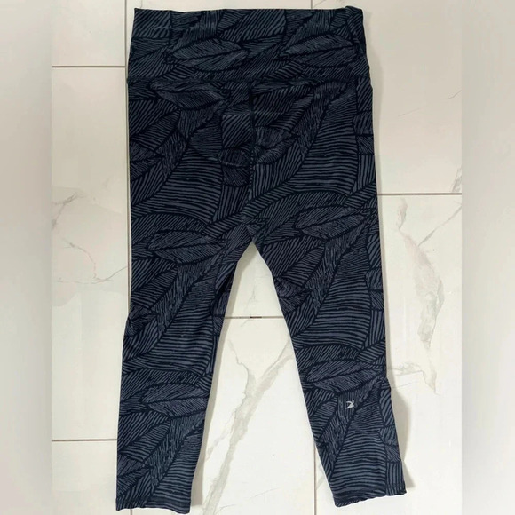 GLYDER/ Black & grey leaf patterned/Capri leggings/Size US M/L approximately - Picture 2 of 6